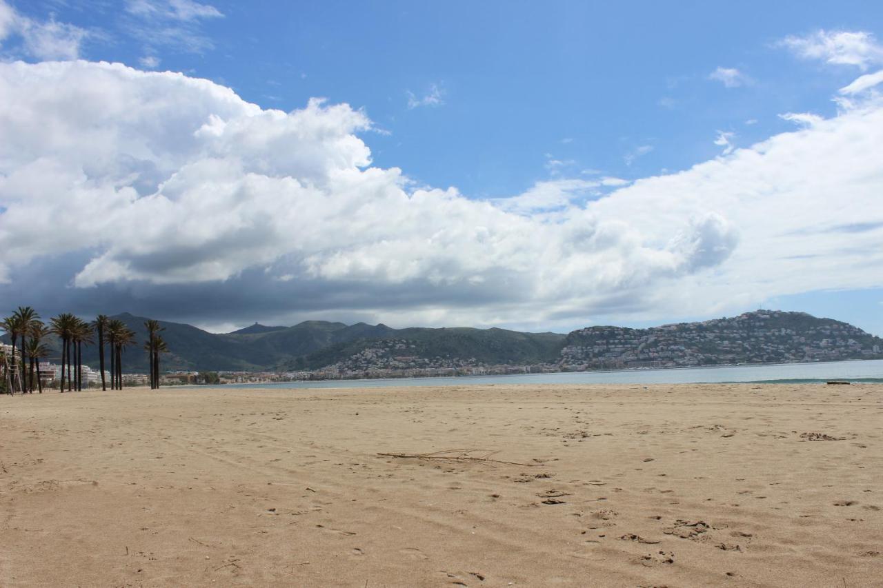 Beautiful Apartment 75M2 With View At The Beach, Pool, Parking Росес Екстер'єр фото