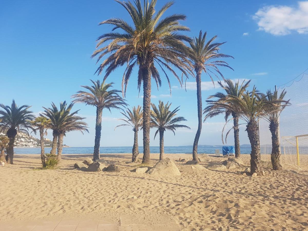 Beautiful Apartment 75M2 With View At The Beach, Pool, Parking Росес Екстер'єр фото