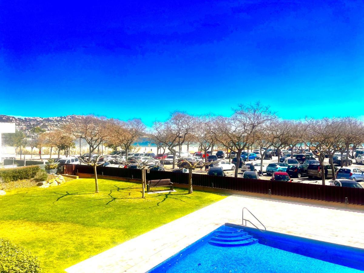 Beautiful Apartment 75M2 With View At The Beach, Pool, Parking Росес Екстер'єр фото